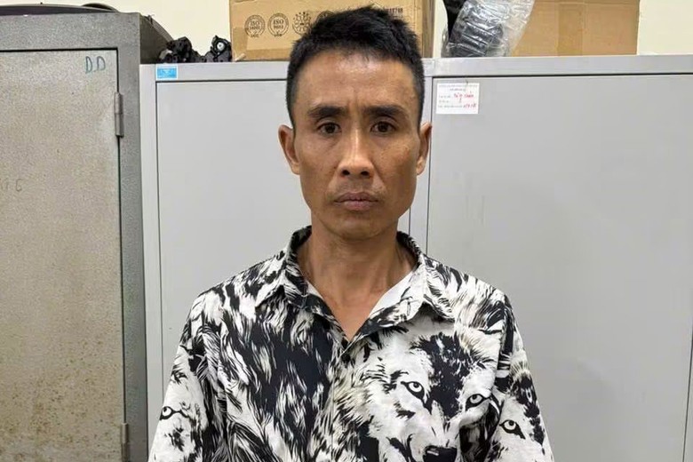 H&agrave; Nội: Đ&ograve;i vượt đ&egrave;n đỏ kh&ocirc;ng được, người đ&agrave;n &ocirc;ng chặn xe đ&aacute;nh t&agrave;i xế - Ảnh 1.