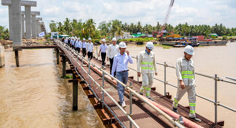 Đào tạo gắn liền thực tiễn, sinh viên không bị "ngợp" khi ra công trường - Ảnh 1.