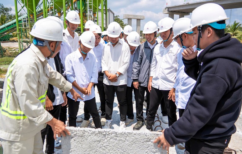 Đào tạo gắn liền thực tiễn, sinh viên không bị "ngợp" khi ra công trường - Ảnh 2.