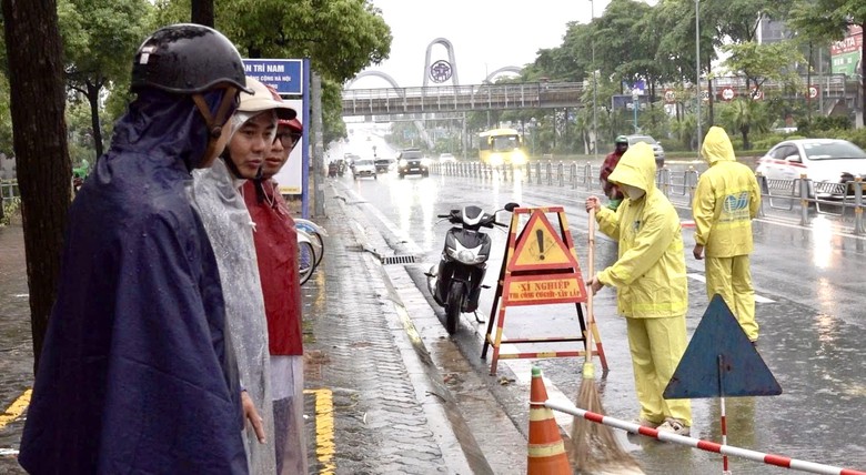 Chống ngập H&agrave; Nội 2026 ứng trực 24 / 24 giờ đảm bảo an to&agrave;n cho người d&acirc;n - Ảnh 1.