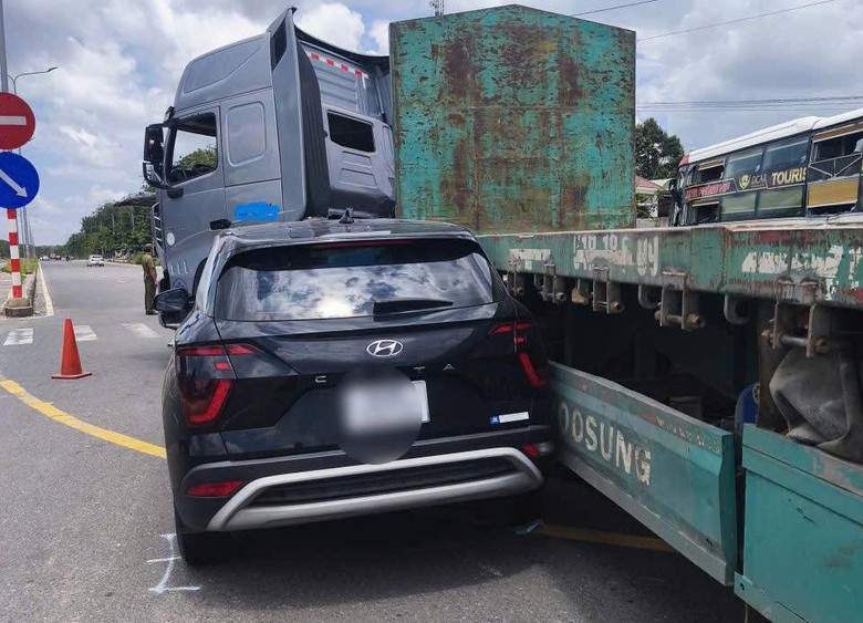 Va chạm li&ecirc;n ho&agrave;n tại tp . Hcm: 3 &Ocirc; t&ocirc; hư hỏng nặng , đường bị chắn - Ảnh 2.