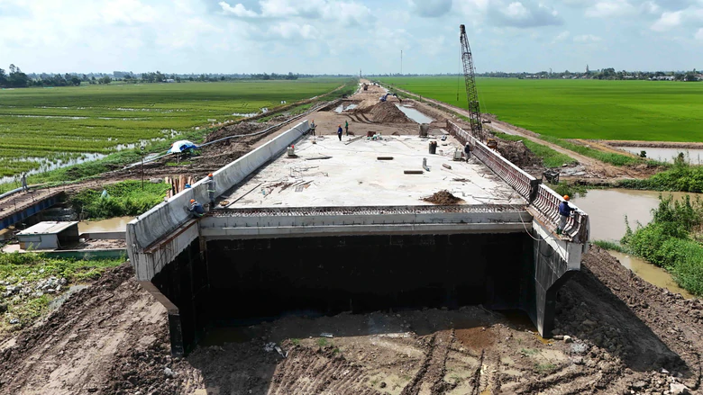 Cần Thơ kh&ocirc;ng để nguồn vật liệu c&oacute; tr&ecirc;n giấy nhưng kh&ocirc;ng về c&ocirc;ng trường - Ảnh 3.