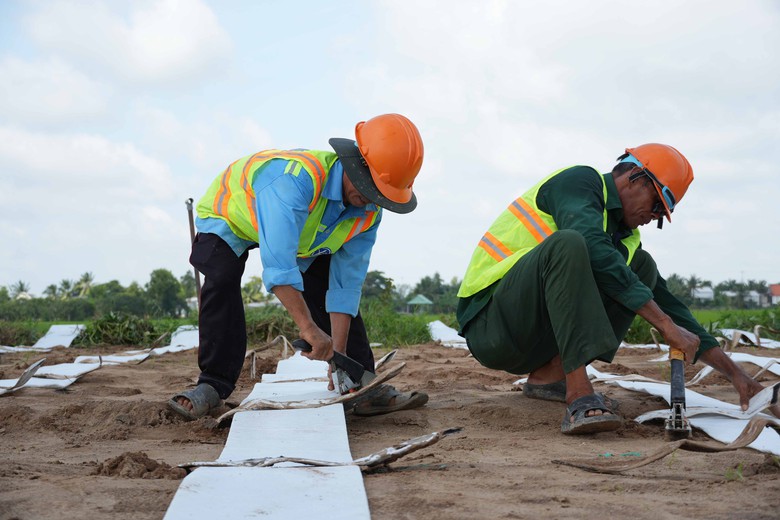 Cần Thơ kh&ocirc;ng để nguồn vật liệu c&oacute; tr&ecirc;n giấy nhưng kh&ocirc;ng về c&ocirc;ng trường - Ảnh 4.