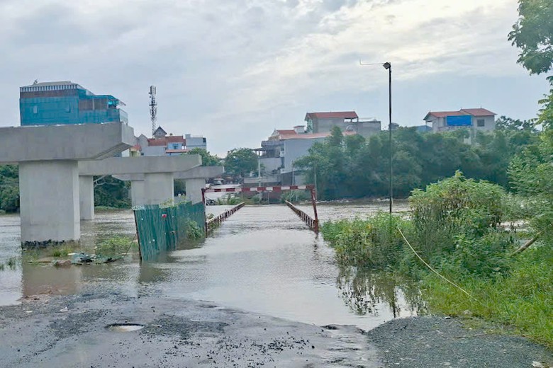 H&agrave; Nội: Cảnh s&aacute;t t&uacute;c trực ph&acirc;n luồng, cấm đường tại nhiều điểm sạt lở - Ảnh 2.