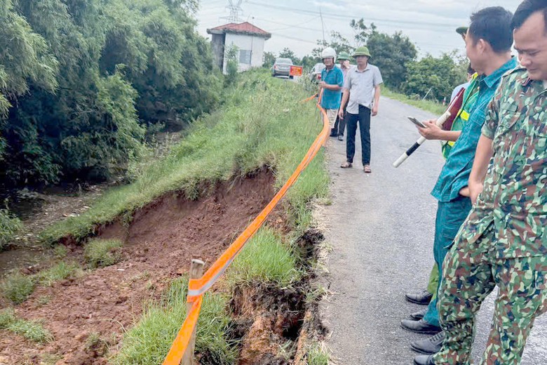 H&agrave; Nội: Cảnh s&aacute;t t&uacute;c trực ph&acirc;n luồng, cấm đường tại nhiều điểm sạt lở - Ảnh 3.