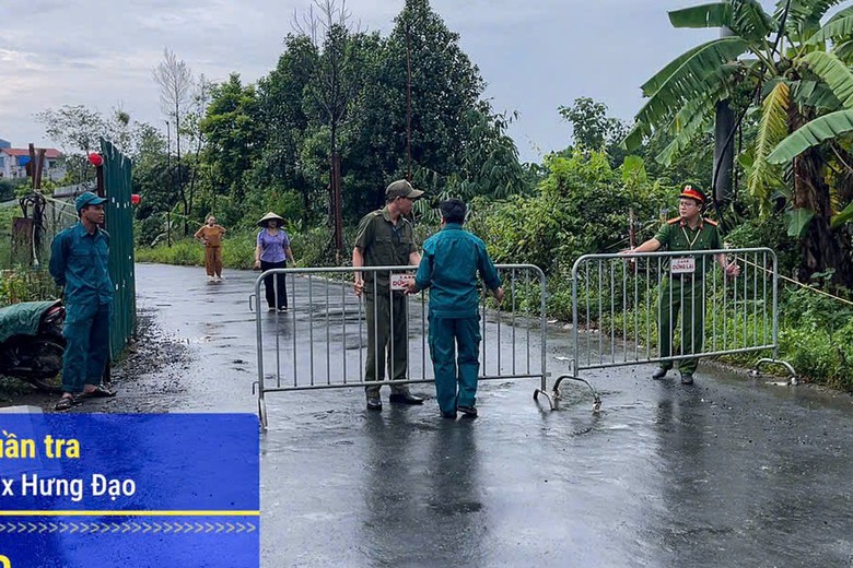 H&agrave; Nội: Cảnh s&aacute;t t&uacute;c trực ph&acirc;n luồng, cấm đường tại nhiều điểm sạt lở - Ảnh 4.