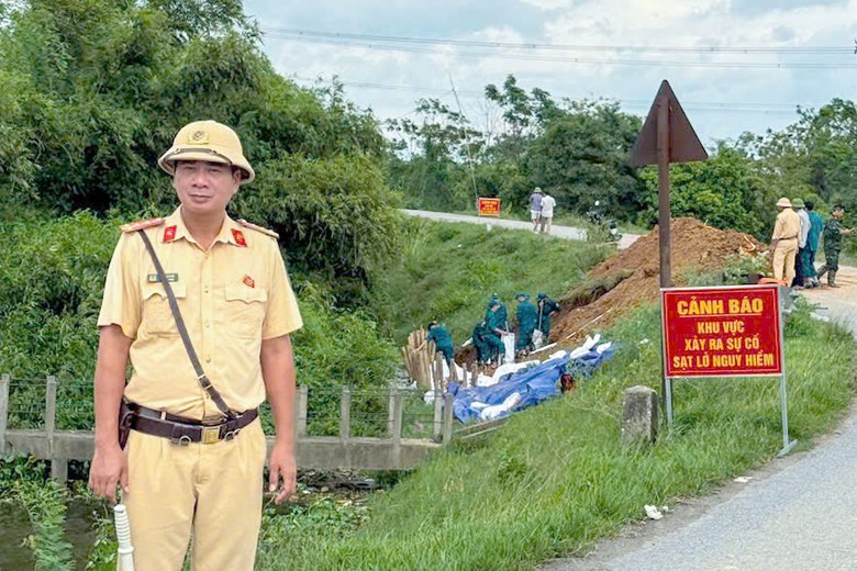 H&agrave; Nội: Cảnh s&aacute;t t&uacute;c trực ph&acirc;n luồng, cấm đường tại nhiều điểm sạt lở - Ảnh 1.