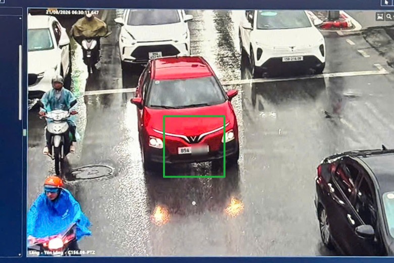 H&agrave; Nội: T&agrave;i xế &ocirc; t&ocirc; gắn hai biển số kh&aacute;c nhau để n&eacute; camera bị phạt 23 triệu đồng - Ảnh 1.