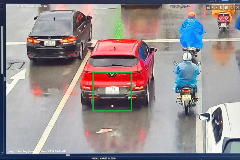 H&agrave; Nội: T&agrave;i xế &ocirc; t&ocirc; gắn hai biển số kh&aacute;c nhau để n&eacute; camera bị phạt 23 triệu đồng - Ảnh 2.
