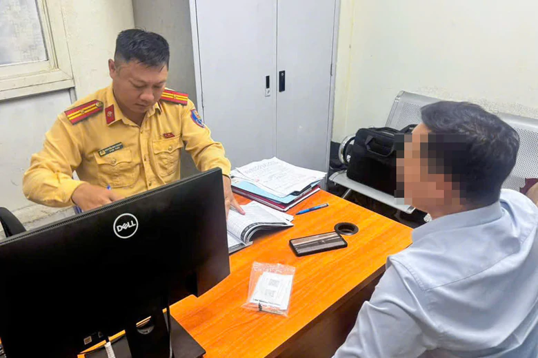H&agrave; Nội: T&agrave;i xế &ocirc; t&ocirc; gắn hai biển số kh&aacute;c nhau để n&eacute; camera bị phạt 23 triệu đồng - Ảnh 3.