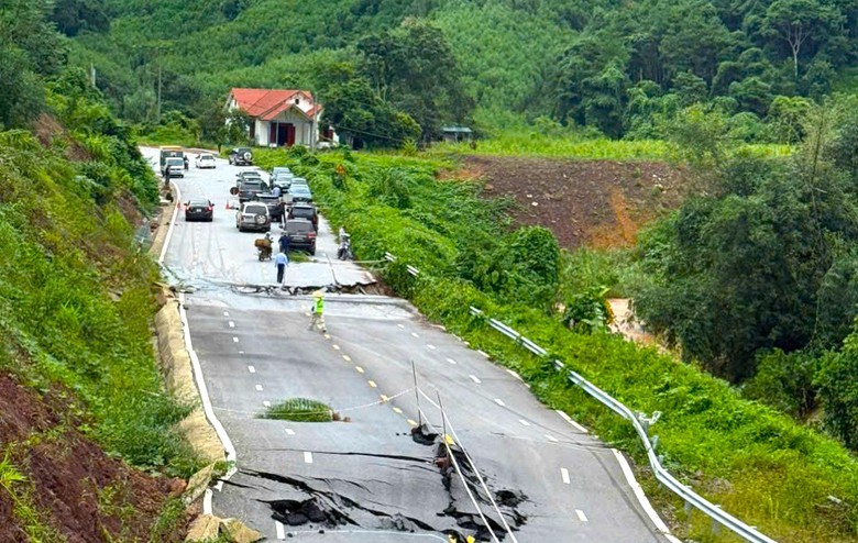 Mưa lũ g&acirc;y ngập, sạt lở nhiều tuyến đường, 8 vị tr&iacute; tr&ecirc;n quốc lộ c&ograve;n tắc - Ảnh 1.