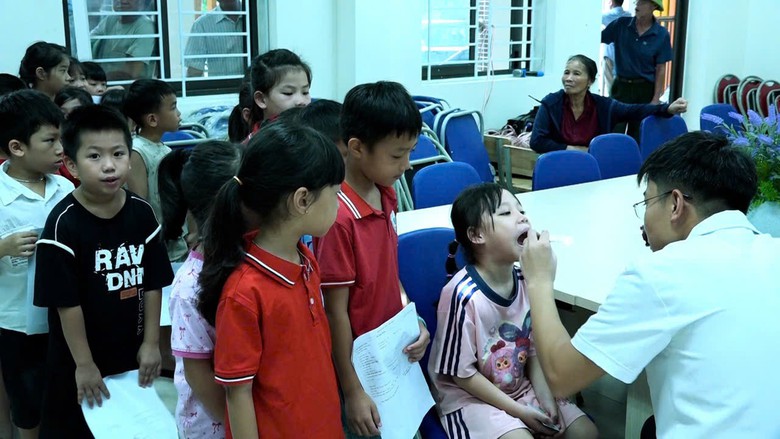 H&agrave; Nội kh&aacute;m sức khỏe cho to&agrave;n bộ học sinh trước năm học mới - Ảnh 8.