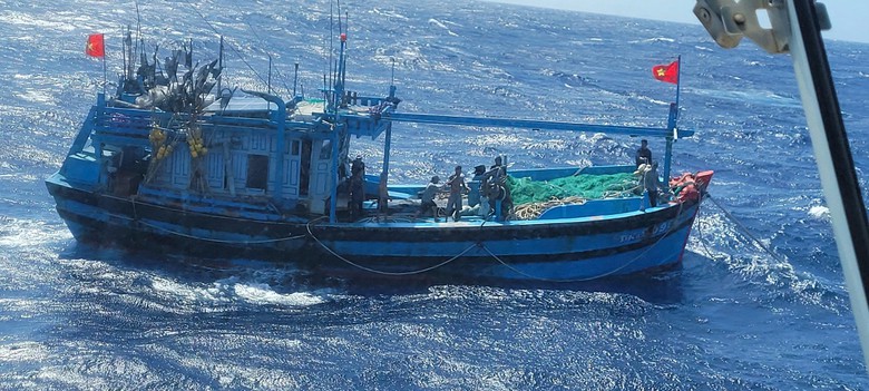 Hơn 64 giờ căng m&igrave;nh cứu 9 ngư d&acirc;n Đ&agrave; Nẵng trong s&oacute;ng to, gi&oacute; lớn - Ảnh 2.