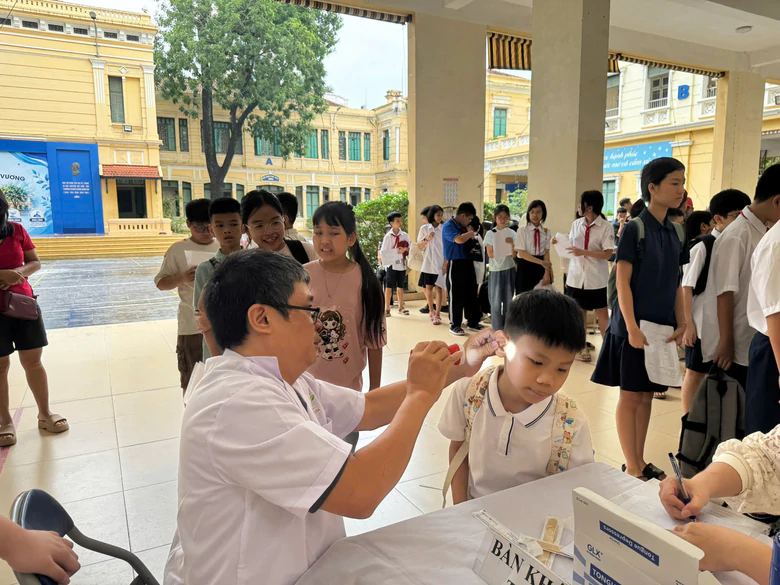 H&agrave; Nội kh&aacute;m sức khỏe cho to&agrave;n bộ học sinh trước năm học mới - Ảnh 2.