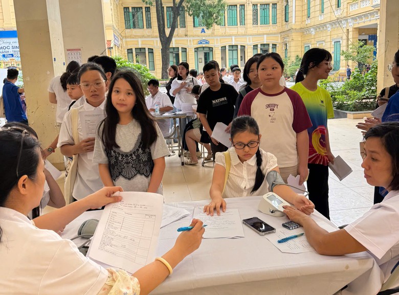 H&agrave; Nội kh&aacute;m sức khỏe cho to&agrave;n bộ học sinh trước năm học mới - Ảnh 1.