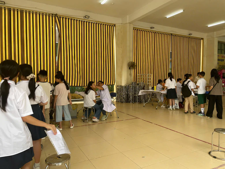 H&agrave; Nội kh&aacute;m sức khỏe cho to&agrave;n bộ học sinh trước năm học mới - Ảnh 5.