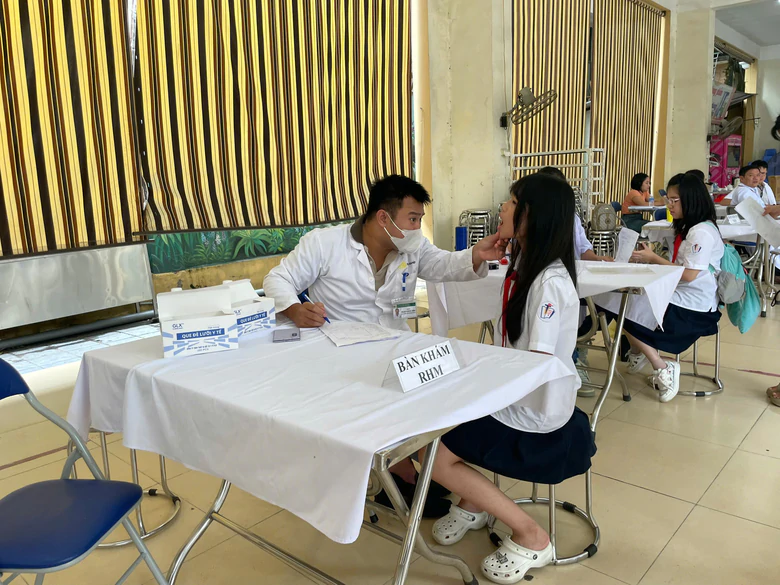 H&agrave; Nội kh&aacute;m sức khỏe cho to&agrave;n bộ học sinh trước năm học mới - Ảnh 3.