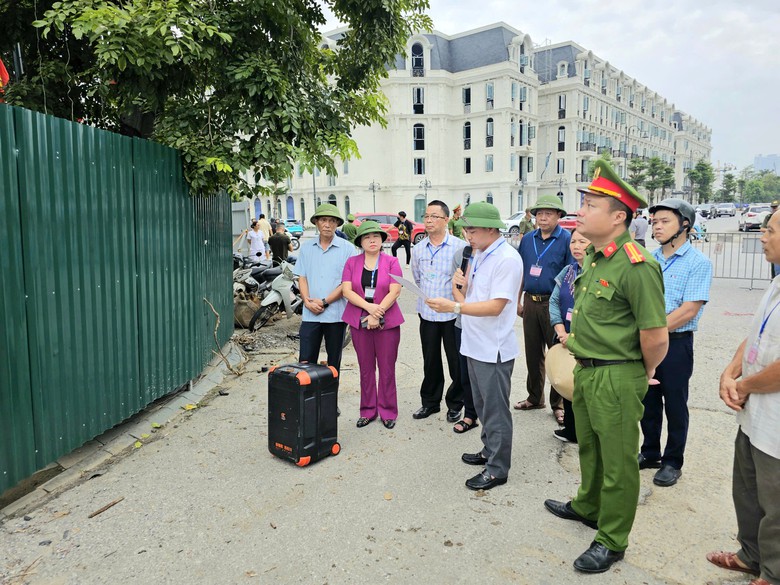 H&agrave; Nội: Phường Ph&uacute; Thượng cưỡng chế 74 trường hợp vi phạm đất đai  - Ảnh 1.
