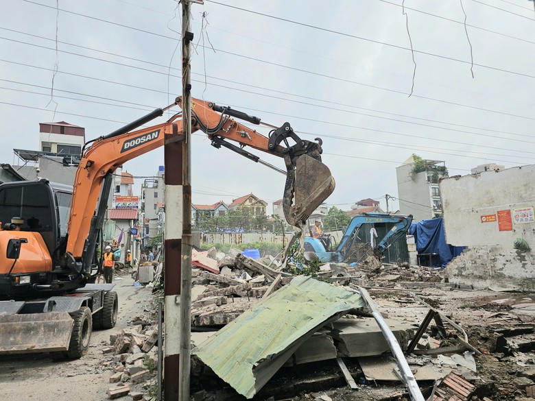 H&agrave; Nội: Phường Ph&uacute; Thượng cưỡng chế 74 trường hợp vi phạm đất đai  - Ảnh 4.