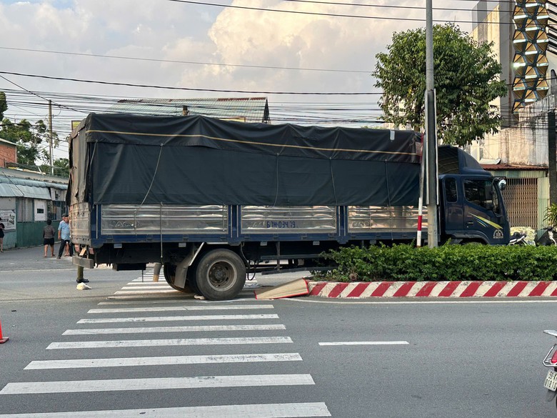 TP.HCM: Xe tải va chạm xe đạp điện, 2 nữ sinh thương vong - Ảnh 2.