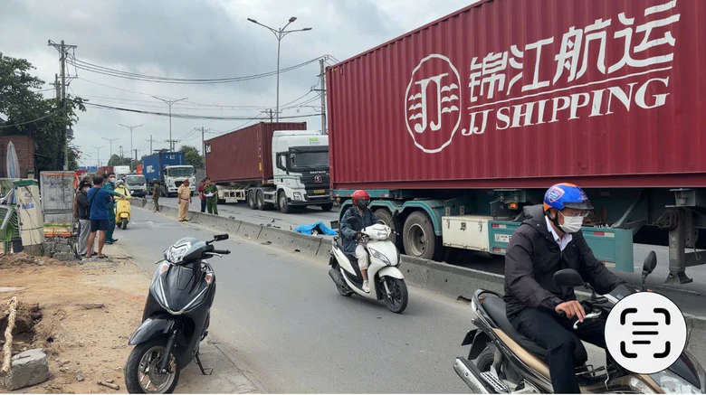 TP.HCM: Xe máy trượt ngã, nam thanh niên bị xe container cán tử vong tại chỗ - Ảnh 1.