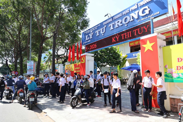 Kh&aacute;nh H&ograve;a sẽ chi gần 80 tỷ đồng mua s&aacute;ch gi&aacute;o khoa ph&aacute;t miễn ph&iacute; cho học sinh - Ảnh 1.