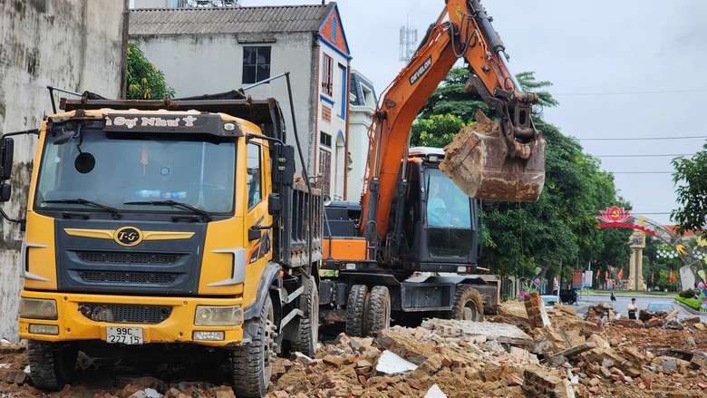 Đường trục trung tâm xã Yên Phong Bắc Ninh sau 20 năm đã thông xe - Ảnh 2.