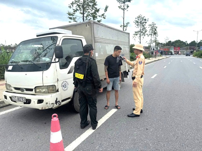 Ph&uacute; Thọ tổng kiểm so&aacute;t vận tải: Gần 100 trường hợp vi phạm bị xử phạt - Ảnh 2.