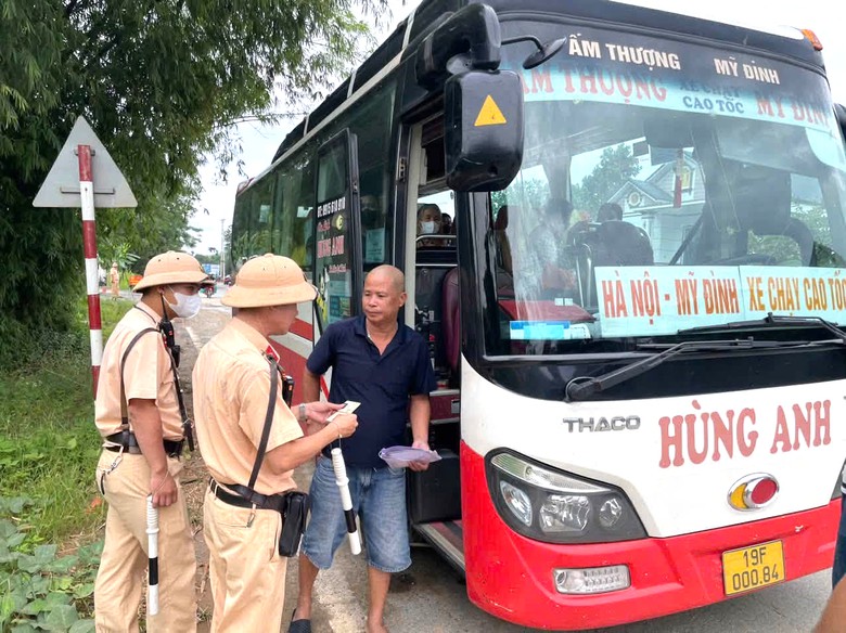 Ph&uacute; Thọ tổng kiểm so&aacute;t vận tải: Gần 100 trường hợp vi phạm bị xử phạt - Ảnh 1.
