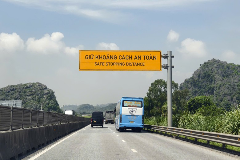 Cục CSGT n&oacute;i về lộ tr&igrave;nh xử l&yacute; xe chạy "r&ugrave;a b&ograve;" b&aacute;m l&agrave;n tr&aacute;i cao tốc - Ảnh 2.