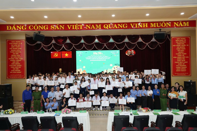 Tiếp sức đến trường cho con em công nhân xây dựng, môi trường - Ảnh 2.