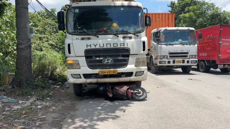 TP.HCM: Xe đầu kéo va chạm xe máy, một người tử vong - Ảnh 1.