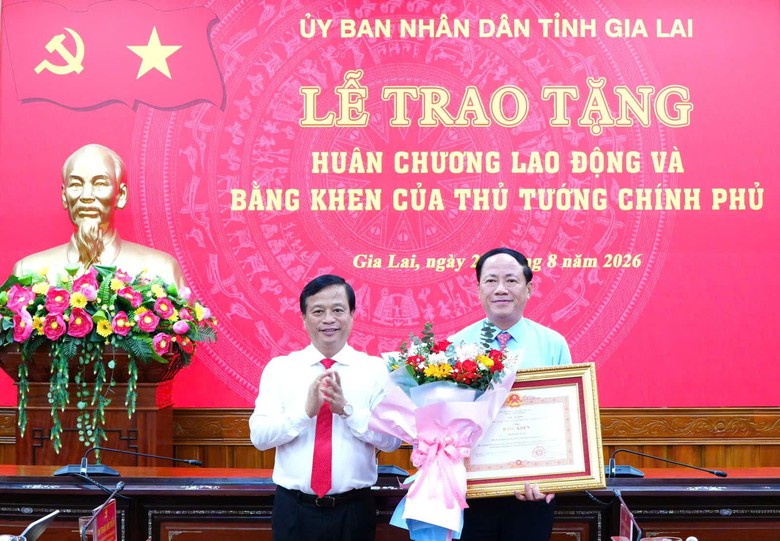 Chủ tịch UBND tỉnh Gia Lai nhận bằng khen của Thủ tướng Ch&iacute;nh phủ - Ảnh 1.