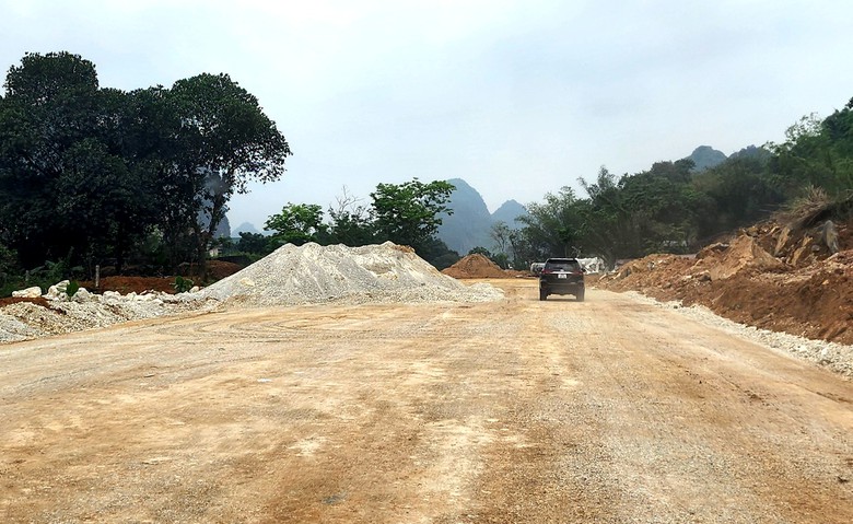Ninh Bình khởi công cải tạo tuyến đường trục Khánh An dài hơn 4,2km, vốn 69 tỷ đồng - Ảnh 2.