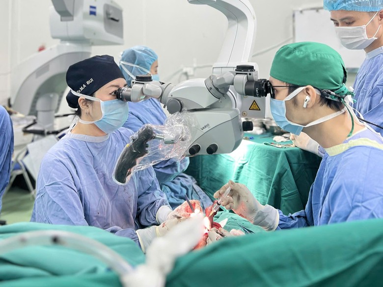Trả lại nụ cười v&agrave; sự tự tin cho nam thanh ni&ecirc;n liệt mặt 7 năm sau phẫu thuật u n&atilde;o - Ảnh 3.