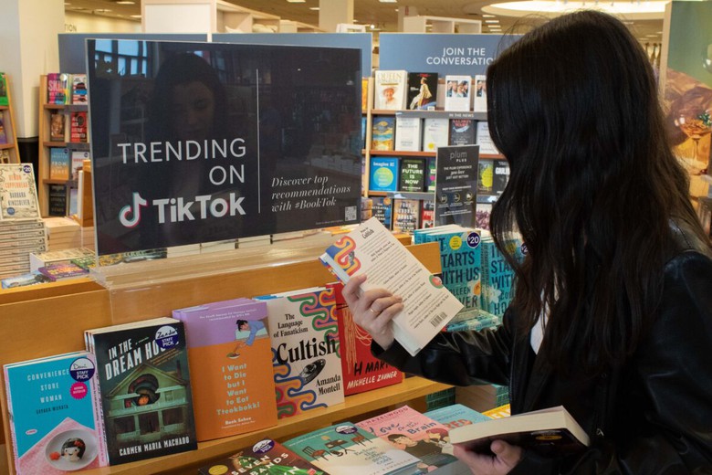 BookTok: Khi &ldquo;thế giới ảo&rdquo; k&eacute;o độc giả trở lại với s&aacute;ch - Ảnh 3.