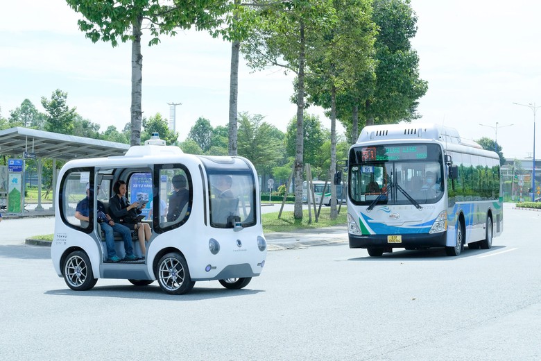Hà Nội cho phép thử nghiệm xe buýt tự hành, robotaxi tại Hòa Lạc - Ảnh 1.