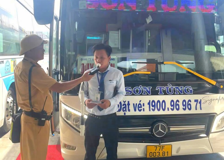 CSGT Đ&agrave; Nẵng test ma t&uacute;y, nồng độ cồn l&aacute;i xe kh&aacute;ch trước giờ xuất bến - Ảnh 1.