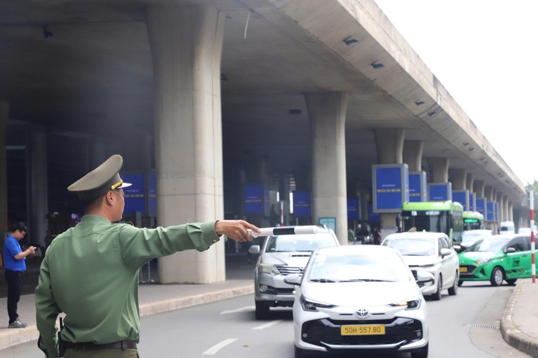 T&acirc;n Sơn Nhất ra qu&acirc;n bảo đảm an ninh trật tự, ATGT dịp Quốc kh&aacute;nh 2/9 - Ảnh 5.