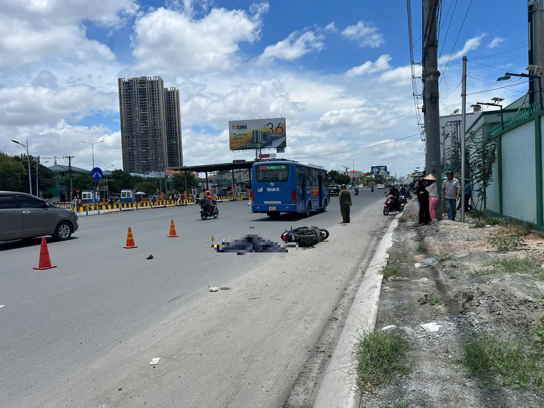 TP.HCM: Xe bu&yacute;t va chạm xe m&aacute;y, nam thanh ni&ecirc;n tử vong tại chỗ - Ảnh 1.