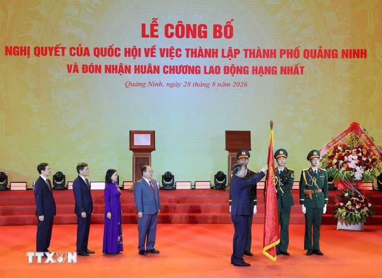 Tổng B&iacute; thư, Chủ tịch nước T&ocirc; L&acirc;m dự Lễ c&ocirc;ng bố th&agrave;nh lập th&agrave;nh phố Quảng Ninh  - Ảnh 2.