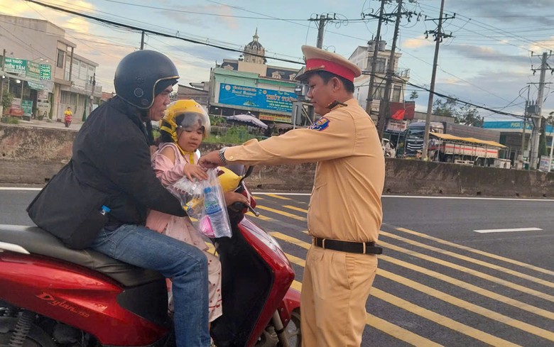 CSGT Đồng Th&aacute;p tăng cường an to&agrave;n giao th&ocirc;ng cho học sinh trong th&aacute;ng 9 năm 2026 - Ảnh 1.