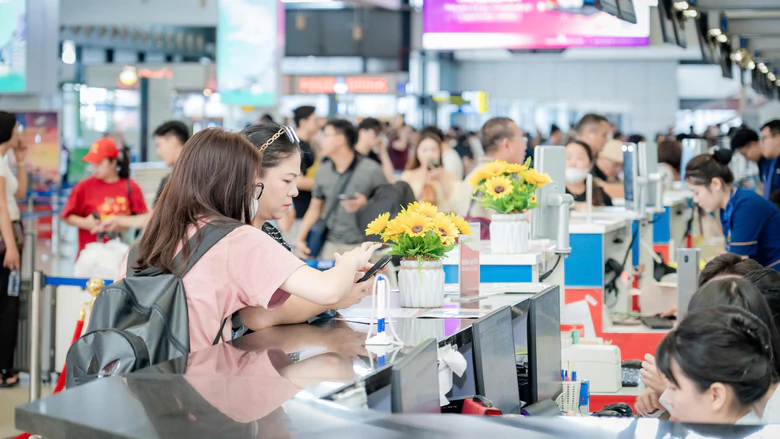 Hơn 1,7 triệu lượt kh&aacute;ch qua cảng h&agrave;ng kh&ocirc;ng dịp lễ 2/9 - Ảnh 1.
