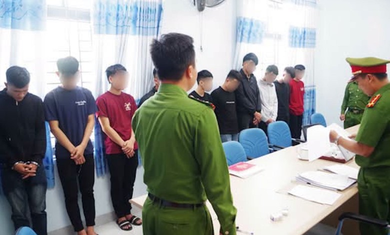 Quảng Ng&atilde;i: Khởi tố nh&oacute;m thanh ni&ecirc;n điều khiển xe m&aacute;y r&uacute; ga, n&eacute;m vỏ chai bia v&agrave;o nh&agrave; d&acirc;n - Ảnh 1.