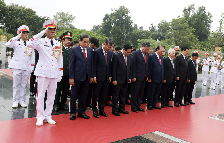 81 năm Quốc kh&aacute;nh: L&atilde;nh đạo Đảng, Nh&agrave; nước v&agrave;o Lăng viếng Chủ tịch Hồ Ch&iacute; Minh - Ảnh 7.