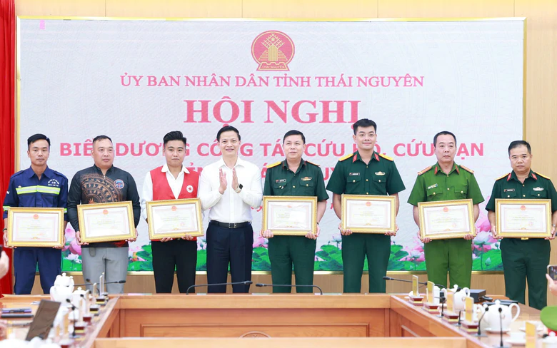 Thái Nguyên khen thưởng cứu hộ vụ lật thuyền Tân Thái , nâng cao ý thức cộng đồng - Ảnh 1.