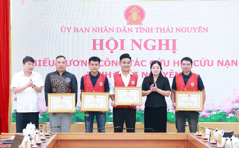 Thái Nguyên khen thưởng cứu hộ vụ lật thuyền Tân Thái , nâng cao ý thức cộng đồng - Ảnh 2.