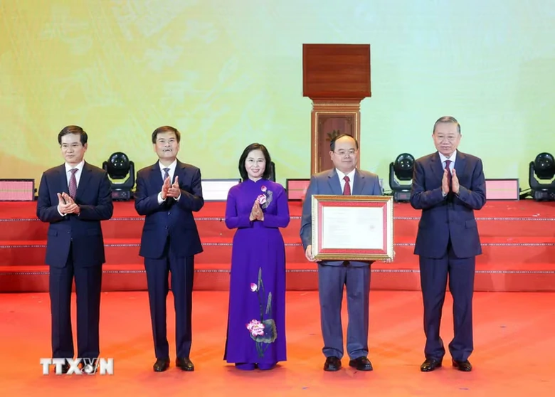 Tổng B&iacute; thư, Chủ tịch nước T&ocirc; L&acirc;m dự Lễ c&ocirc;ng bố th&agrave;nh lập th&agrave;nh phố Quảng Ninh  - Ảnh 1.