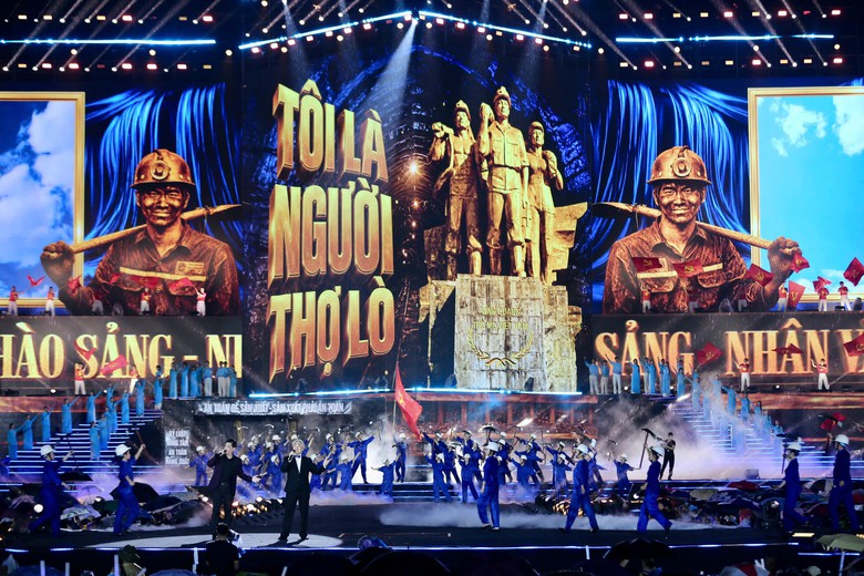 H&agrave;ng vạn người đội mưa xem Concert &ldquo;Quảng Ninh rạng rỡ tương lai&rdquo; - Ảnh 4.