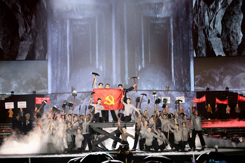 H&agrave;ng vạn người đội mưa xem Concert &ldquo;Quảng Ninh rạng rỡ tương lai&rdquo; - Ảnh 8.